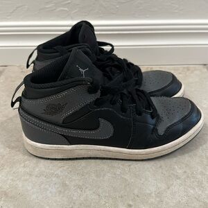 Nike Jordan retro mid size 2y